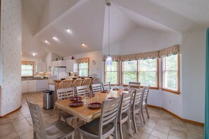 Dining - Cozy cottage between the ocean and the sound in Duck, NC by Sun Realty (Duck)