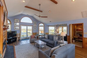 Smart-tv, een open haard, een dvd-speler en tafelvoetbal