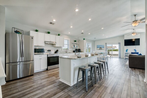 Kühlschrank, Mikrowelle, Ofen, Herdplatte