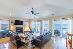 Smart-TV, DVD-spiller, fotballspill og stereoanlegg