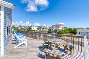 Outdoor dining - Sunrise views, sand volleyball court, and a quick walk to the beaches of Duck (Duck)