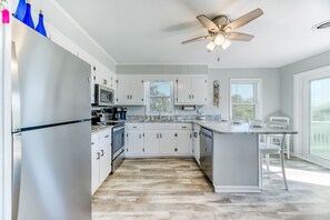 Frigorifero, microonde, forno, piano cottura