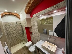 Douche, sĂšche-cheveux, bidet, serviettes fournies