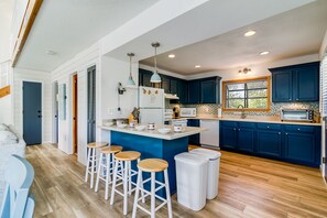 Fridge, microwave, oven, stovetop - Classic Corolla beach house near beaches and shopping (Corolla)