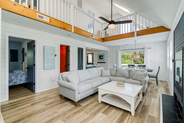 Smart TV, fireplace, DVD player, stereo - Classic Corolla beach house near beaches and shopping (Corolla)