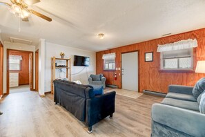 Smart TV, DVD player, stereo - A waterman's paradise with sound access on Hatteras Island! (Avon)