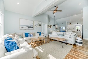 Smart TV - Bright and airy home just .02 miles to the beach! (Avon)