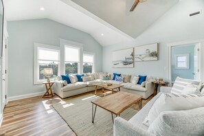 Smart TV - Bright and airy recently constructed home just a short walk to the beach! (Avon)