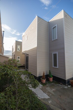 Classic Twin Room, 2 Single Beds, Private Bathroom, Courtyard View | Courtyard view