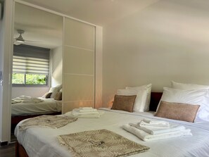 3 chambres, fer et planche à repasser, lit de bébé portatif