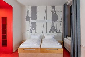 Double Room | Hypo-allergenic bedding, desk, laptop workspace, blackout drapes - havenhostel Bremerhaven  (Bremerhaven)