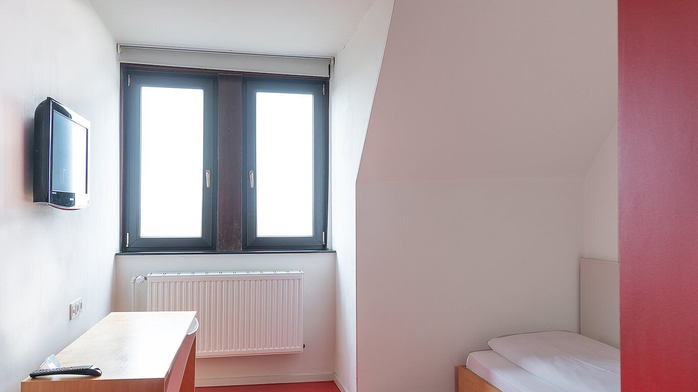 Habitación individual | Ropa de cama hipoalergénica y escritorio 