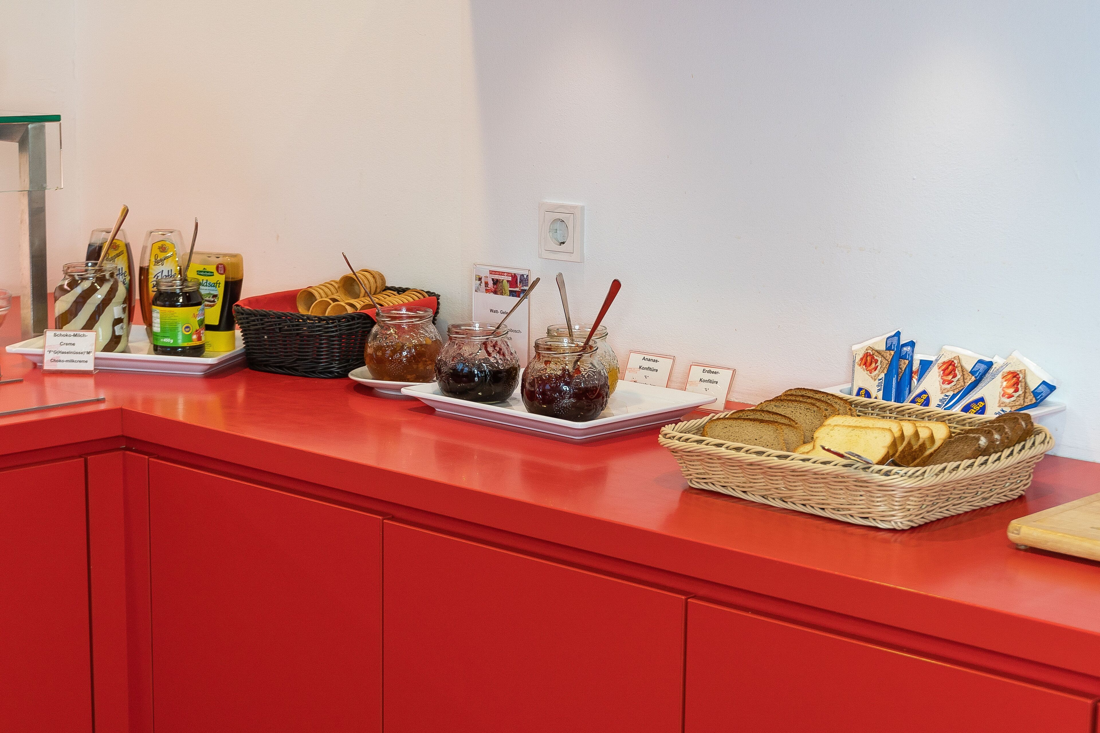 Un buffet con diversi cibi e condimenti.