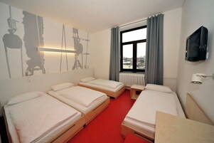 Standard Quadruple Room | 1 bilik tidur, peralatan tempat tidur hipoalergenik, meja 