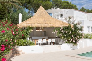 Outdoor dining - Superbe Villa VUE SUR MER AU Dessus DE Cala Jondal (Sant Josep de sa Talaia)