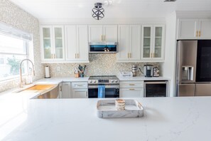 Microwave, oven, stovetop, dishwasher - Large Vanderbilt Beach House Oasis  (Naples)