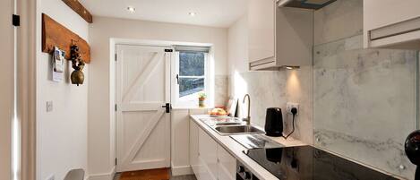 Fridge, microwave, oven, coffee/tea maker