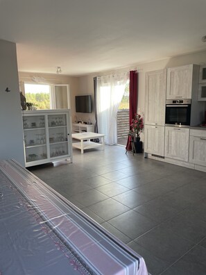 Geladeira, micro-ondas, fogão, cooktop