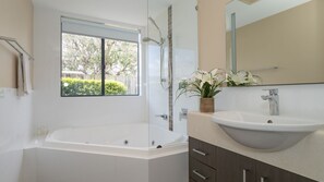 Jetted tub, hair dryer, towels - Ocean View Executive Apartment 2 (Geographe)