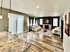 Una Smart TV, una chimenea, una oficina