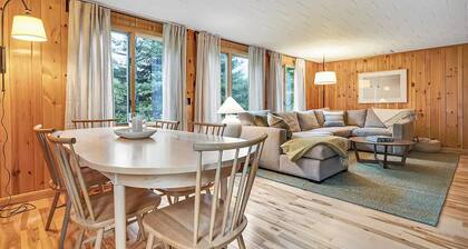 1 Mile to Sunday River! Hot Tub! Fire Pit! Sleeps 11!