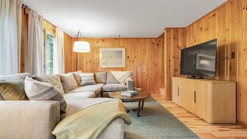 Smart-TV, Kamin, Videospiele, Tischtennisplatte