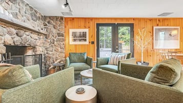 Smart-TV, Kamin, Videospiele, Tischtennisplatte