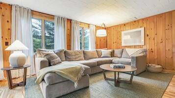 Téléviseur connecté, foyer, jeux vidéo, table de ping-pong