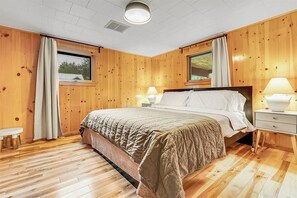 4 bedrooms, desk, iron/ironing board, free WiFi