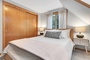 4 bedrooms, desk, iron/ironing board, free WiFi