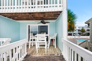 コンドミニアム ベッド (複数台) (Boardwalk D6) | 屋外ダイニングエリア