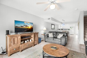 公寓客房, 多張床 (Boardwalk D6) | 起居區 | 電視