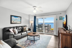 コンドミニアム ベッド (複数台) (Boardwalk D6) | リビング エリア | テレビ