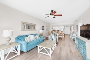 Leilighet, flere senger (Emerald Isle unit 406) | Oppholdsområde | TV