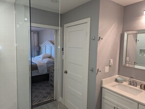 5 bedrooms, WiFi, bed sheets