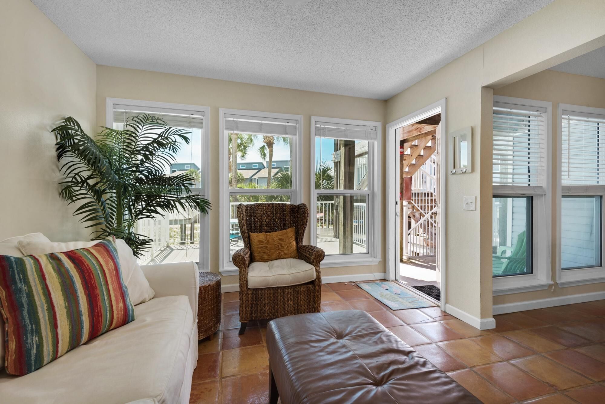 Appartamento, 1 letto queen con divano letto (LaBahia 123) | Area soggiorno | TV