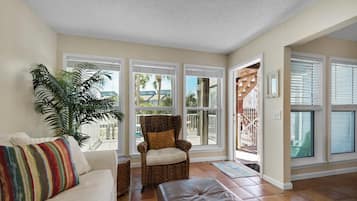 Appartamento, 1 letto queen con divano letto (LaBahia 123) | Area soggiorno | TV