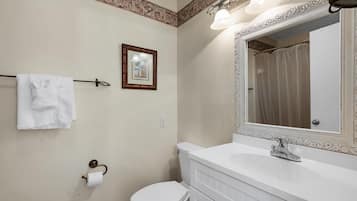 Appartamento, 1 letto queen con divano letto (LaBahia 123) | Bagno | Asciugamani, sapone, carta igienica