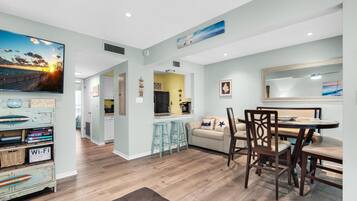 Huoneisto, useita sänkyjä (LaBahia 126 - Perfectly Sea-Sunned) | Oleskelualue | Televisio