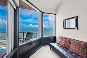 Apartamento, várias camas (Palm Beach Club 2-219) | Área de estar | TV