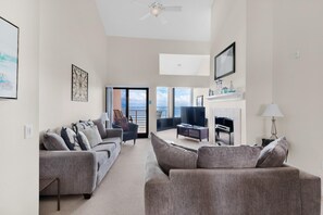 Apartamento, várias camas (Palm Beach Club 2-219) | Área de estar | TV