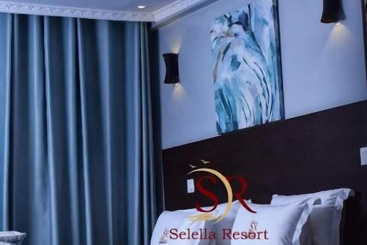 1 bedroom, Egyptian cotton sheets, premium bedding, down duvets