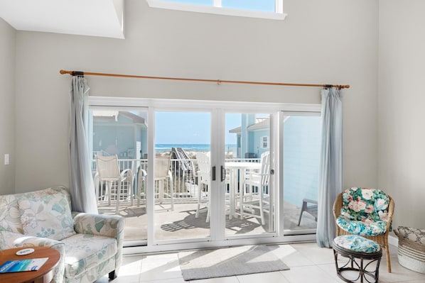 Apartment, Mehrere Betten (Portside Villas unit 13) | Wohnbereich | Fernseher