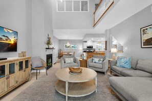 Leilighet, flere senger (Portside Villas unit 13) | Oppholdsområde | TV