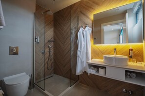 Ropa de cama de alta calidad, minibar y escritorio 
