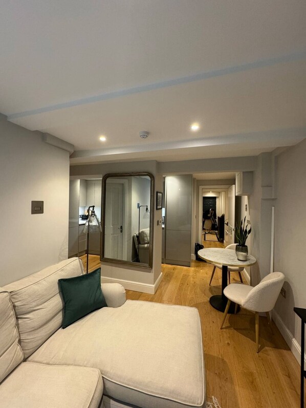 베이직 아파트 | 내부