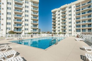 Appartement, 1 kingsize bed met slaapbank (Regency Towers 405 West) | Zwembad | Een buitenzwembad