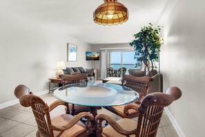 Apartment, 1 King Bed with Sofa bed (Regency Towers 405 West) | Dining