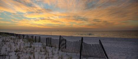 Appartement, 1 très grand lit et 1 canapé-lit (Sans Souci unit 305*)
