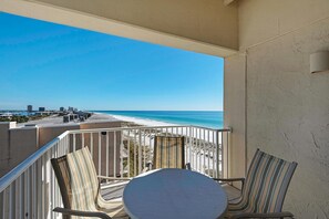 アパートメント キングベッド 1 台ソファーベッド付き (Sans Souci unit 401) | 屋外ダイニングエリア